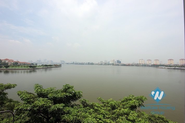 Lovely house with 6 bedrooms on the lakeside of Westlake Tay Ho